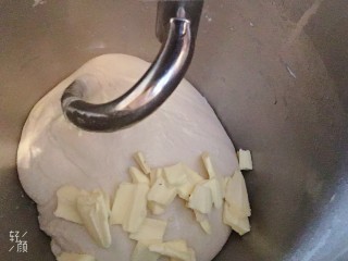 2、红枣面包,揉至出筋加入软化黄油