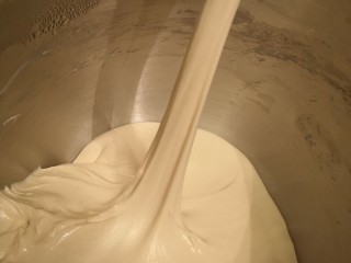 3、红枣面包,揉至完全扩展阶段，此款液体量较大，揉至时间较长，注意面温