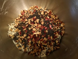 4、红枣面包,加入红枣碎和黑芝麻，低速搅拌均匀