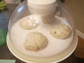 7、红枣面包,取出分割1000克土司盒分割202克一个，稍稍滚圆，松弛15分钟