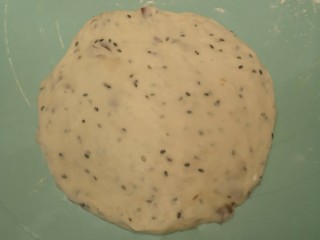 8、红枣面包,取出一个面团拍扁