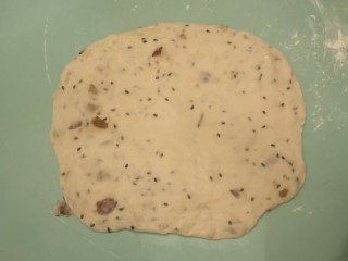 9、红枣面包,翻面，擀成长方形