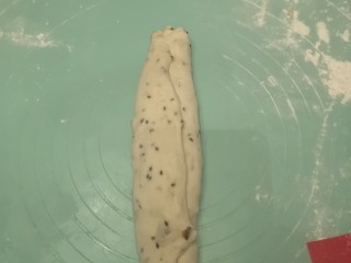 14、红枣面包,再折叠一次，擀长至上而下卷起