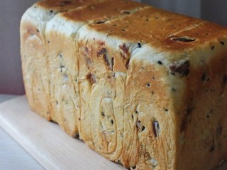 16、红枣面包,揉面扯出的膜要薄并且结实，不可以过薄但也不可以揉不到不到位，过于薄的膜力道无法支撑面团膨胀，而不到位的筋膜组织会给面团膨胀造成比较大的阻力，同样也会影响膨胀