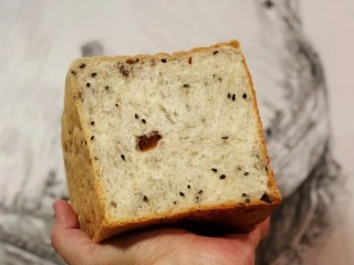 17、红枣面包,擀卷力道要轻柔均匀，如果面团湿度大可以配合少许手粉或许油，少许即可不可过量