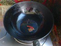 4、胡萝卜炖羊肉,另准备炒锅，倒入油后，放入花椒和大料，以及干辣椒。