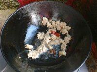 5、胡萝卜炖羊肉,将羊肉倒入，快速翻炒。