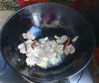 6、胡萝卜炖羊肉,放入葱姜蒜炒香去腥。