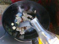 7、胡萝卜炖羊肉,倒入料酒。