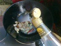 8、胡萝卜炖羊肉,加入少许红烧汁，可以起到上色的作用。