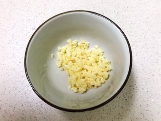 3、瓜丝肉末拌凉皮,把蒜瓣切成末