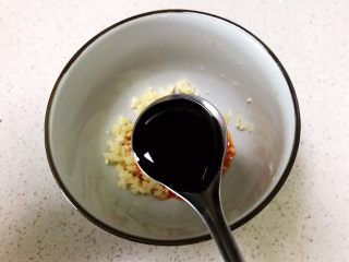 7、瓜丝肉末拌凉皮,加入2小勺生抽