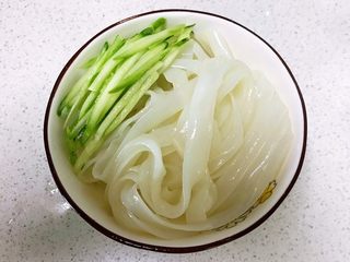 16、瓜丝肉末拌凉皮,加入瓜丝