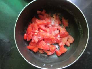 2、番茄金针菇蛋皮汤,热锅下油,加入少许盐,中火不断翻炒番茄