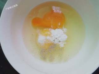 3、番茄金针菇蛋皮汤,鸡蛋放入碗里 加入盐、淀粉