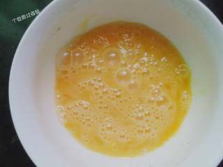 4、番茄金针菇蛋皮汤,用筷子打散