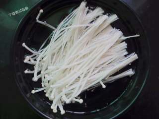 5、番茄金针菇蛋皮汤,金针菇去根洗干净