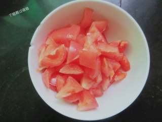 6、番茄金针菇蛋皮汤,番茄开十字,放开水里泡5分钟,剥皮切小块