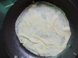 8、番茄金针菇蛋皮汤,翻过来几秒钟就可以了