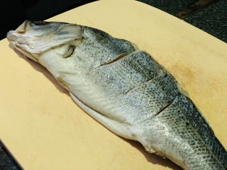 2、葱油鲈鱼,洗净，开背，鱼肉切几刀，比较入味，但不要切断；