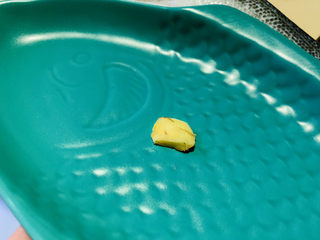 3、葱油鲈鱼,一片姜垫盘底；