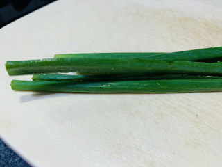 5、葱油鲈鱼,葱洗净；