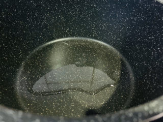 6、葱油鲈鱼,锅加食用油；