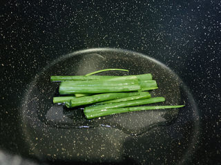 7、葱油鲈鱼,放入葱段，大火热锅；