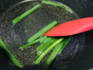 8、葱油鲈鱼,小火炒葱油；