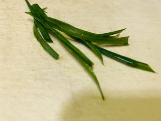 9、葱油鲈鱼,留一点葱丝，待用；