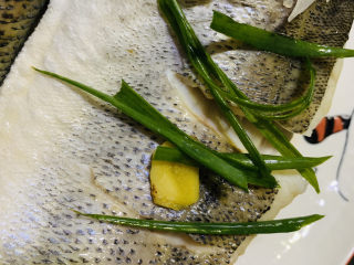 11、葱油鲈鱼,放上葱丝；