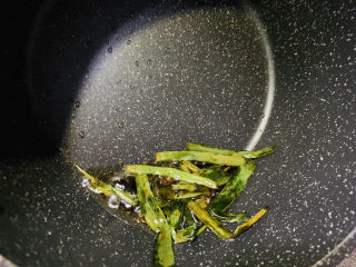 16、葱油鲈鱼,炒香；