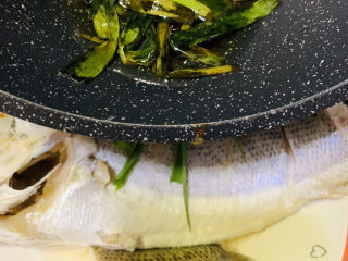 17、葱油鲈鱼,均匀淋在蒸好的鲈鱼上；