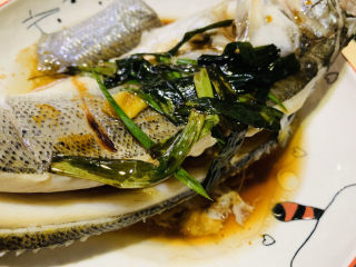 18、葱油鲈鱼,在放锅里大火蒸3分钟，出锅；