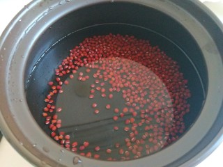 3、红枣黑米粥,放入砂锅泡水。