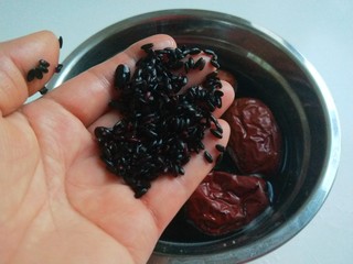 5、红枣黑米粥,黑米30克洗干净，大枣洗干净。