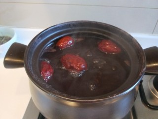 8、红枣黑米粥,中小火熬制。