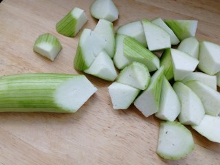 5、丝瓜花蛤汤,丝瓜切滚刀小块。