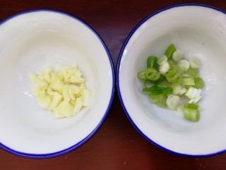 6、丝瓜花蛤汤,蒜葱切碎。