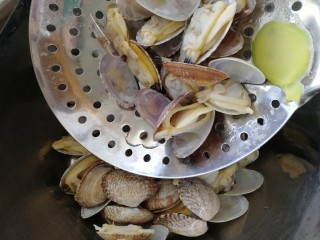 9、丝瓜花蛤汤,捞出。