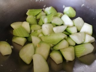 11、丝瓜花蛤汤,放入丝瓜炒匀。