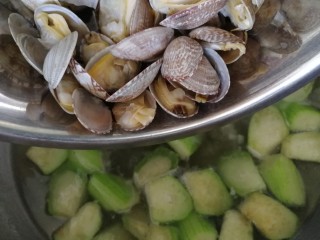 13、丝瓜花蛤汤,放入花蛤。