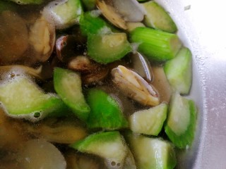 14、丝瓜花蛤汤,煮开。