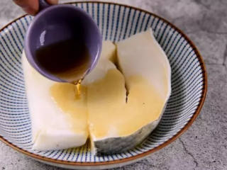 1、鲜美多汁、入口即化的——清蒸鳕鱼,先撒入盐、料酒，两面抹匀