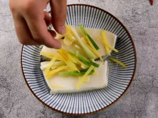 2、鲜美多汁、入口即化的——清蒸鳕鱼,腌制20分钟