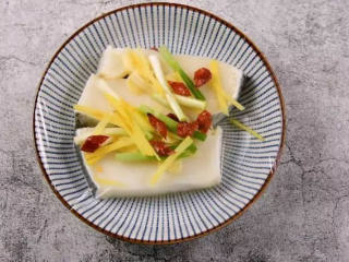 3、鲜美多汁、入口即化的——清蒸鳕鱼,再将蒜片、姜丝、葱段、干辣椒，铺在鳕鱼表面