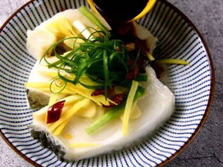 4、鲜美多汁、入口即化的——清蒸鳕鱼,盖上保鲜膜，隔水大火蒸5分钟