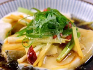 5、鲜美多汁、入口即化的——清蒸鳕鱼,放上葱丝、淋入蒸鱼豉油，最后淋一勺热油即可