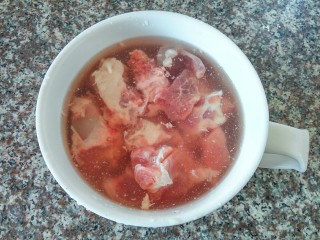 2、虫草花猪骨汤,猪骨用清水浸泡、泡出血水后、清洗干净沥干