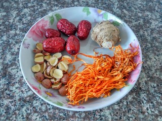 3、虫草花猪骨汤,辅料:虫草花、红枣、莲子、姜